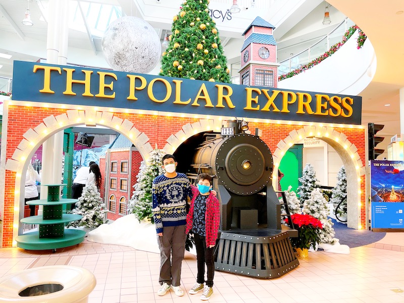 MainPlace Mall has a The Polar Express set for Santa pictures. | LivingMiVidaLoca.com