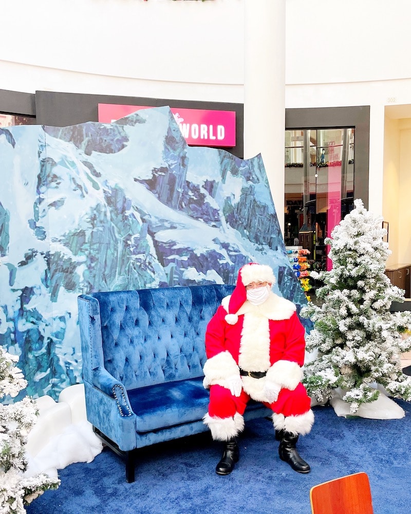 Santa photos at MainPlace Mall. | LivingMiVidaLoca.com