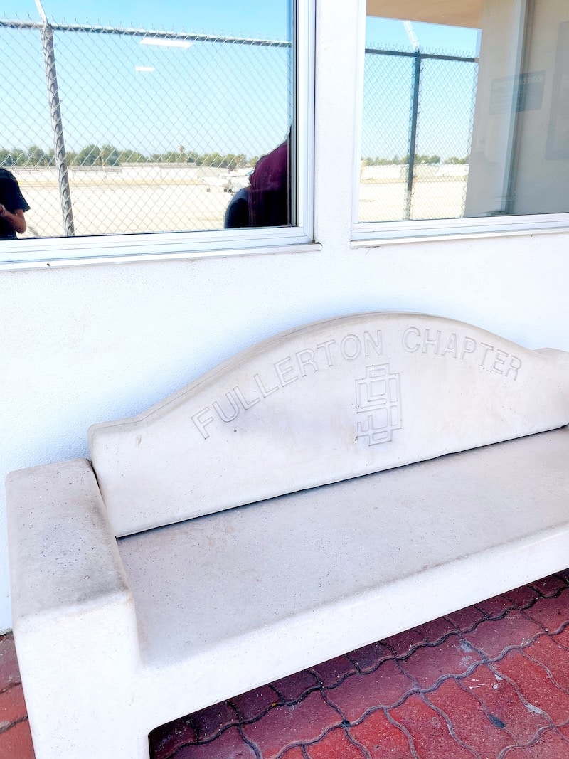 Bench to watch planes at Fullerton Airport - livingmividaloca.com