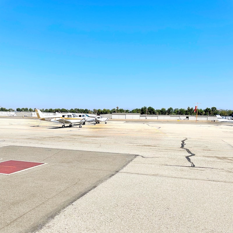 Airplane tarmac at Fullerton Airport - livingmividaloca.com