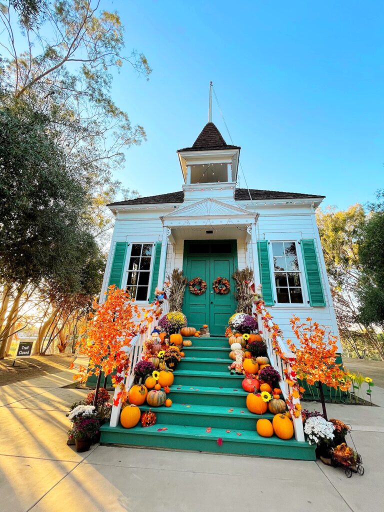 Halloween scavenger hunt in Orange County - livingmividaloca.com