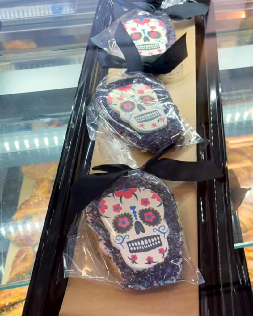 Day of the Dead cookies at Porto's - LivingMiVidaLoca.com - #LivingMiVidaLoca #DayoftheDead #DiadelosMuertos #Portos