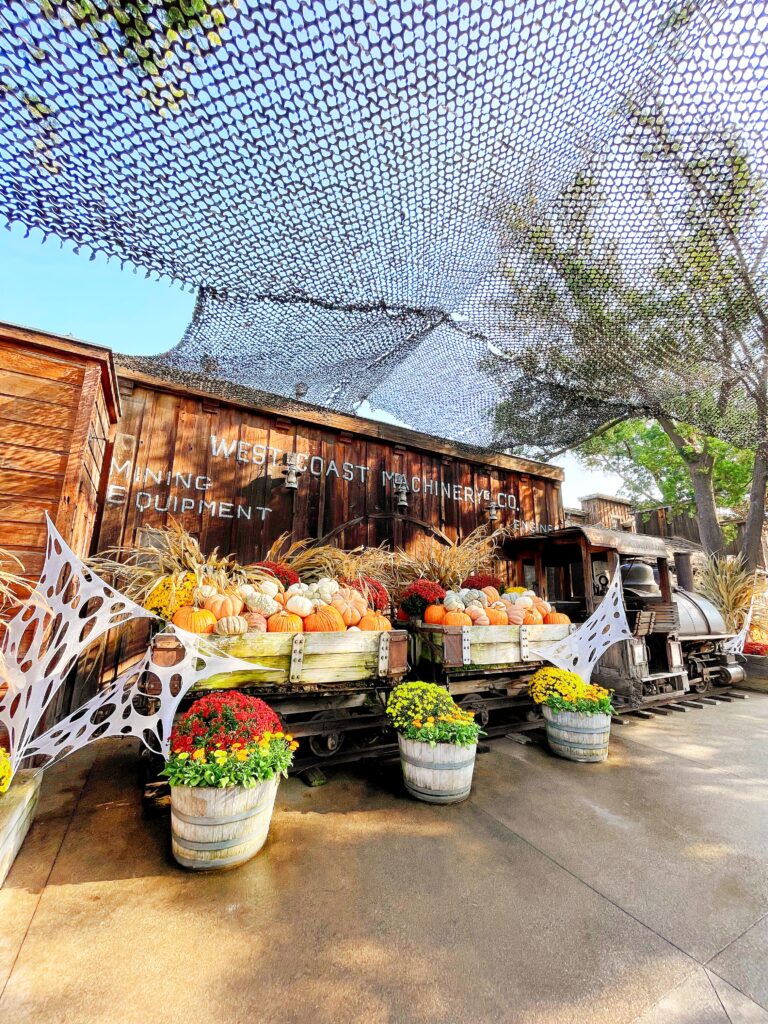 Pumpkins in wagon at Knott's Spooky Farm - livingmividaloca.com