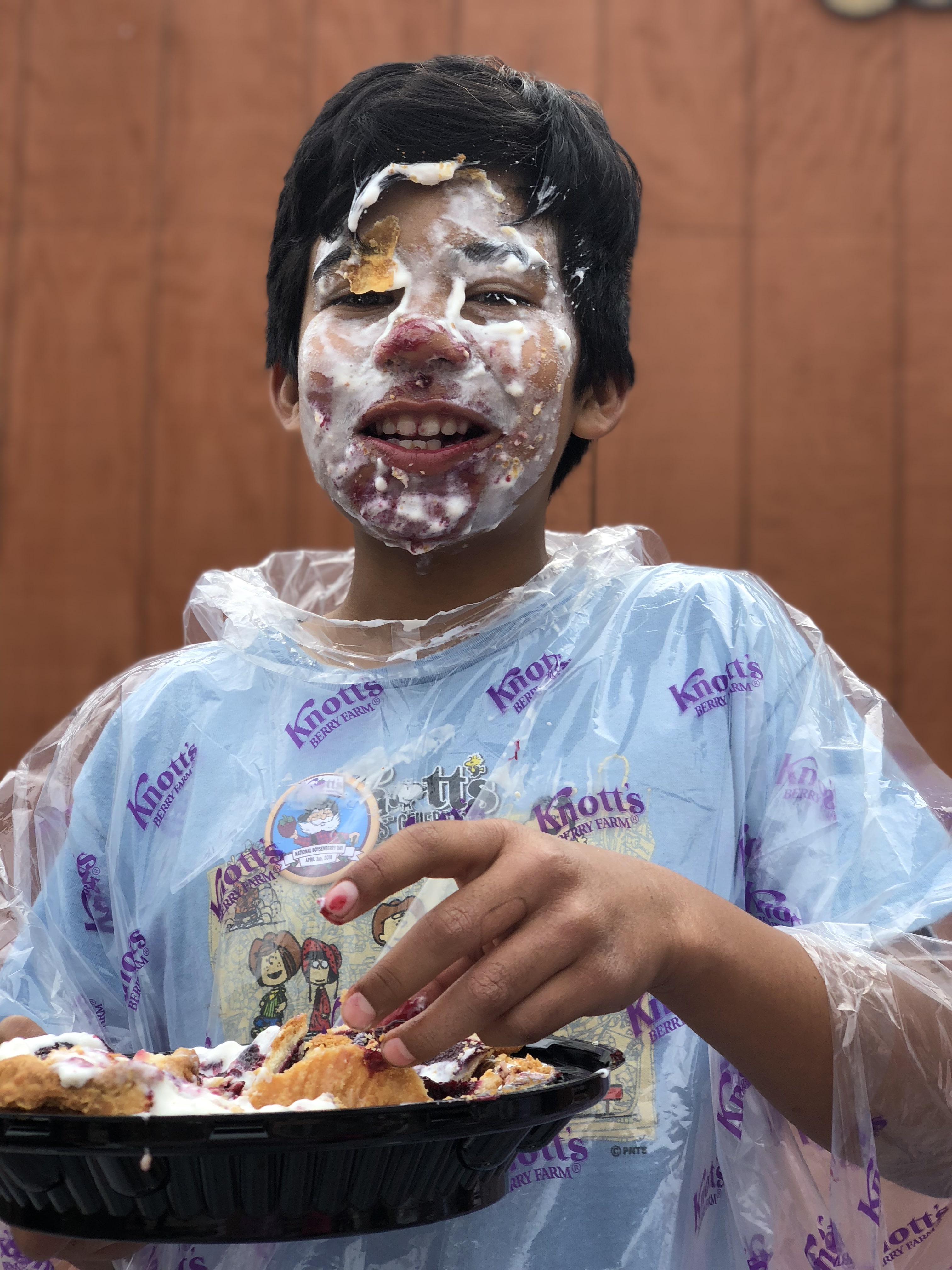 Knott's pie eating contest at Knott's boysenberry festival - Livingmividaloca.com