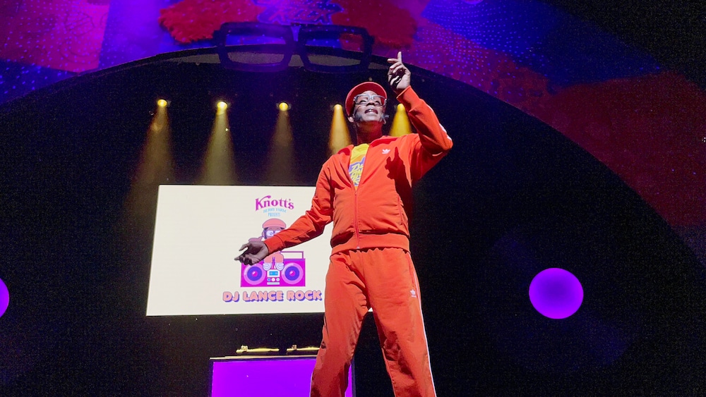 DJ Lance Rock at Knott's Berry Farm - Livingmividaloca.com