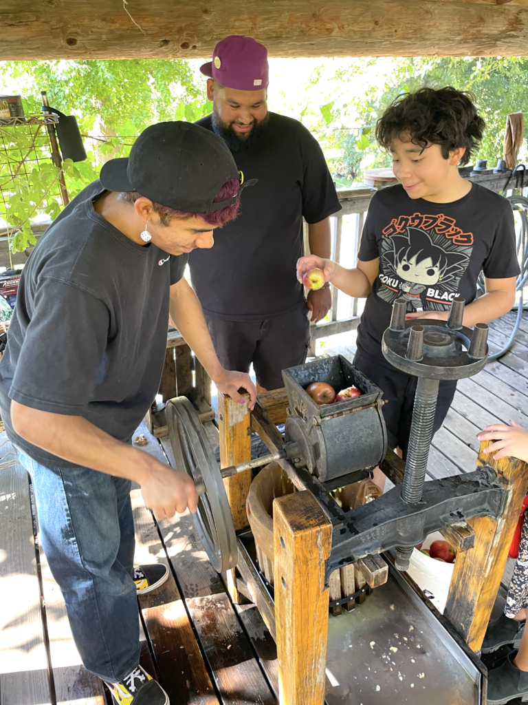 where to press your own apple cider in Oak Glen, California - Livingmividaloca.com