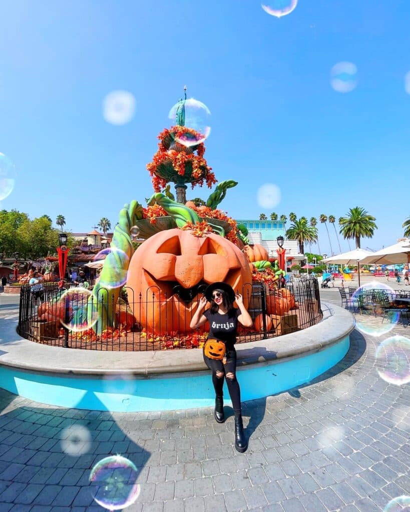 Knott's Spooky Farm pumpkin fountain