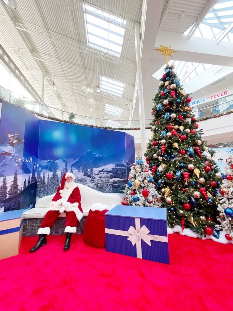 santa at mainplace mall